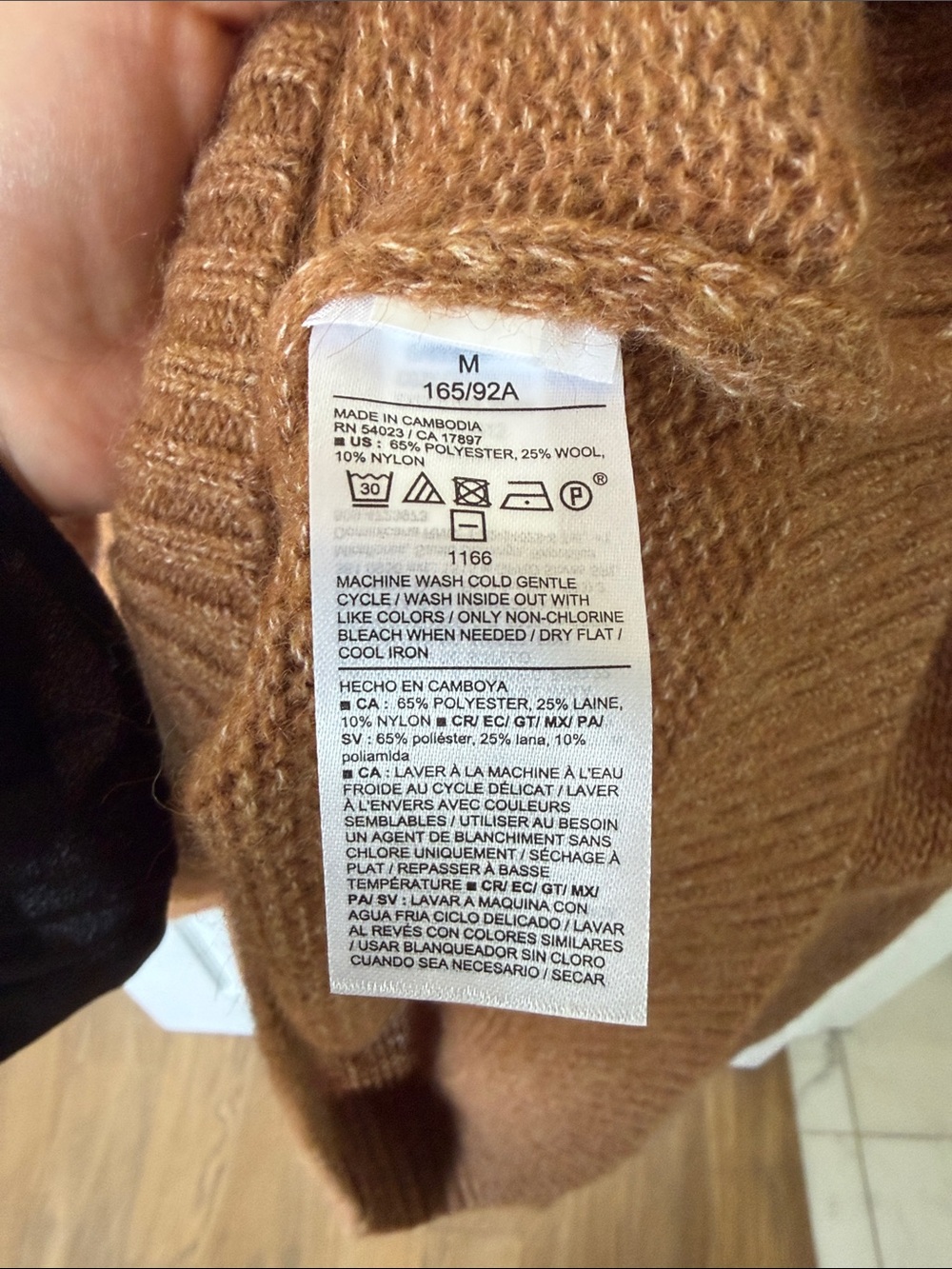 Old Navy Men's V-Neck Sweater in Camel Brown - Picture 4 of 4